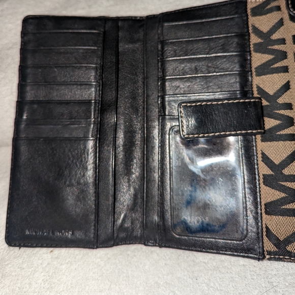 Michael Kors Black carryall beige signature wallet - Picture 5 of 9